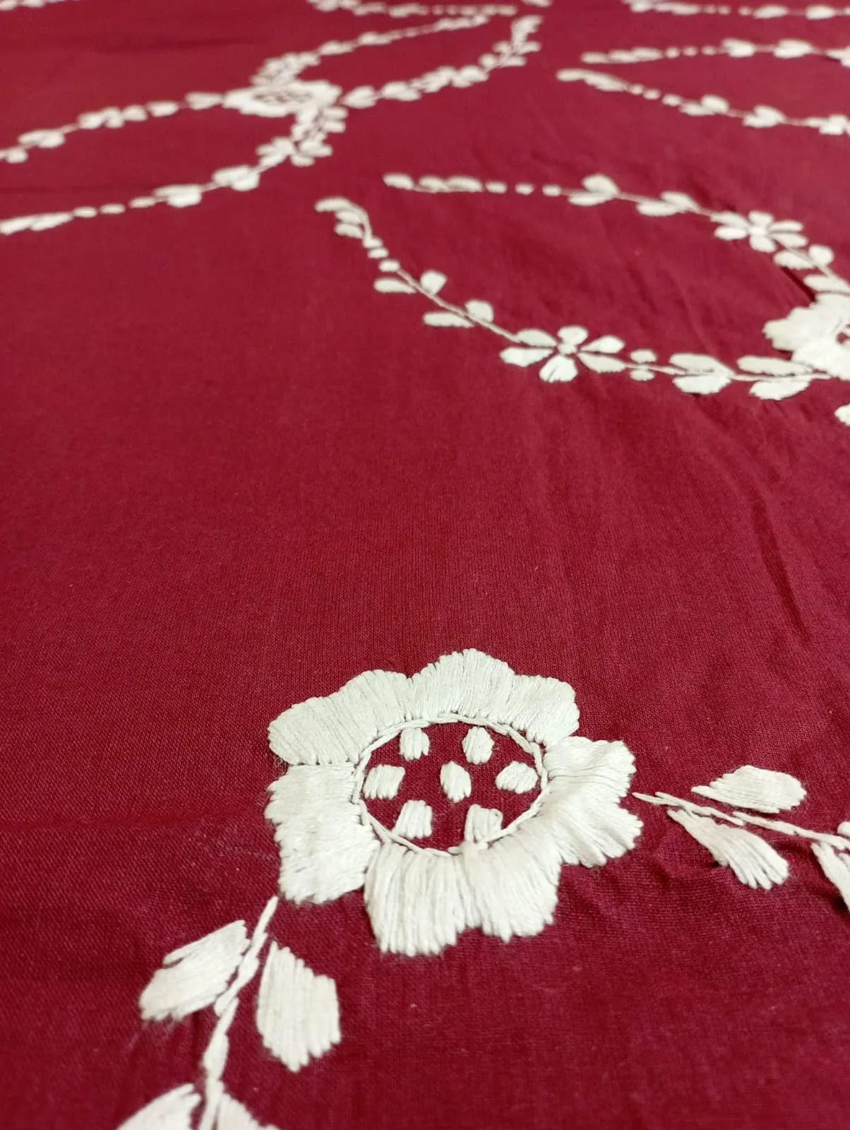 Nice Things Queen Size Double Bed Handwork Embroidery Bedsheets 200 Thread Count Maroon 01