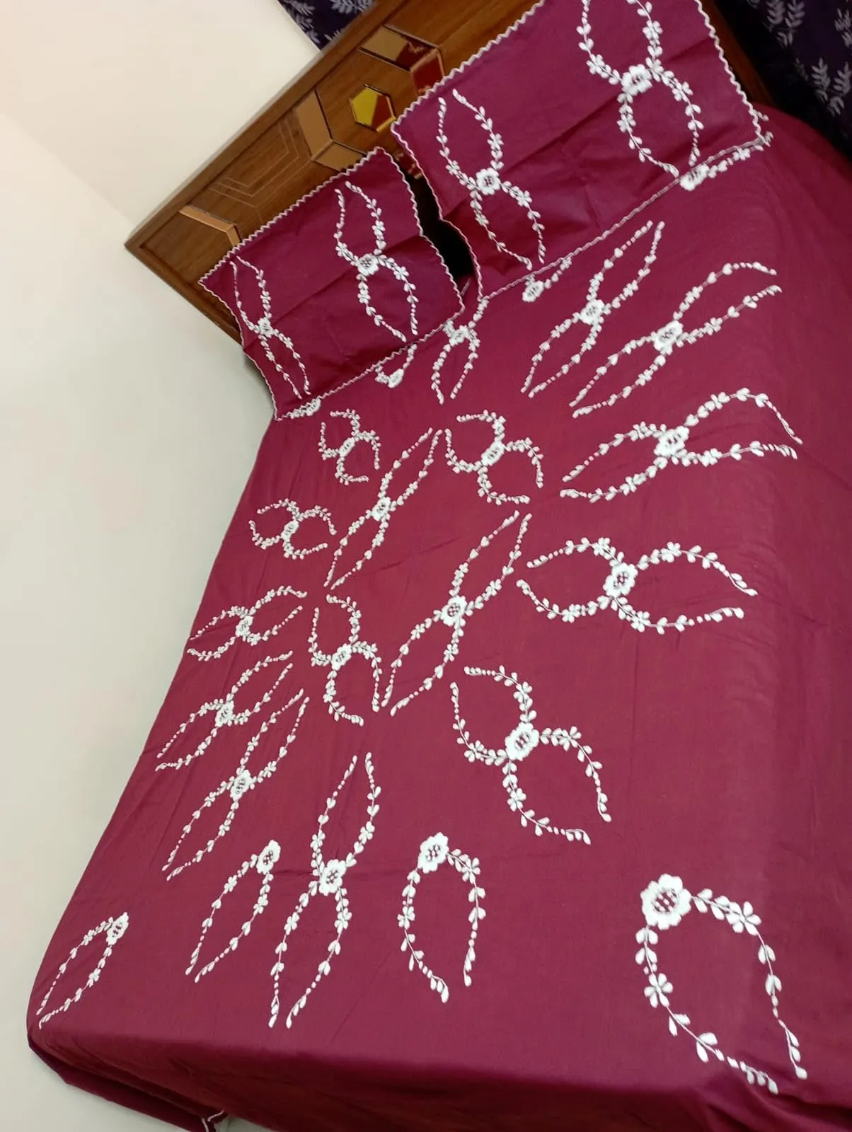 Nice Things Queen Size Double Bed Handwork Embroidery Bedsheets 200 Thread Count Maroon 01